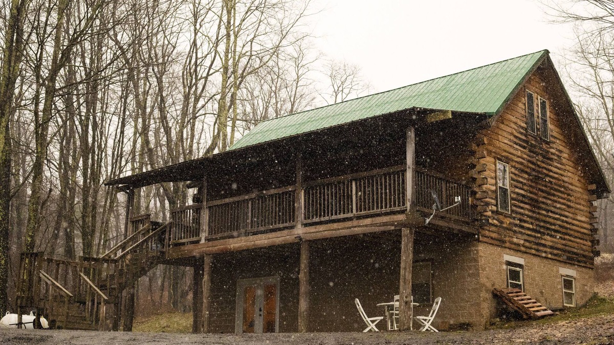 Mace Cabin | Cozy 4 Bedroom Log Cabin Getaway near Snowshoe, West Virginia With Hot Tub