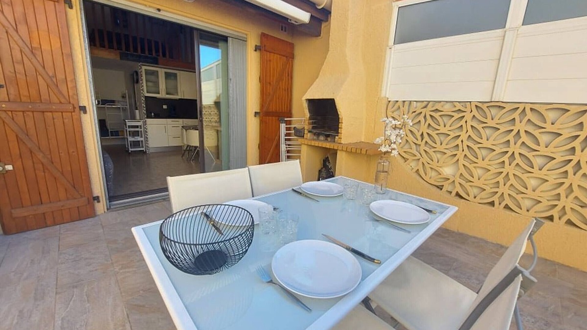 Marseillan Plage Apartment | Cozy 4-Person Beachside Home with AC, Terrace & Parking
