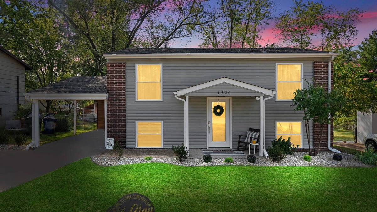 Weldon Spring Heights House | Cozy 4bd/1.5bth w/game room, short walk to wedding venue. Golf nearby too!