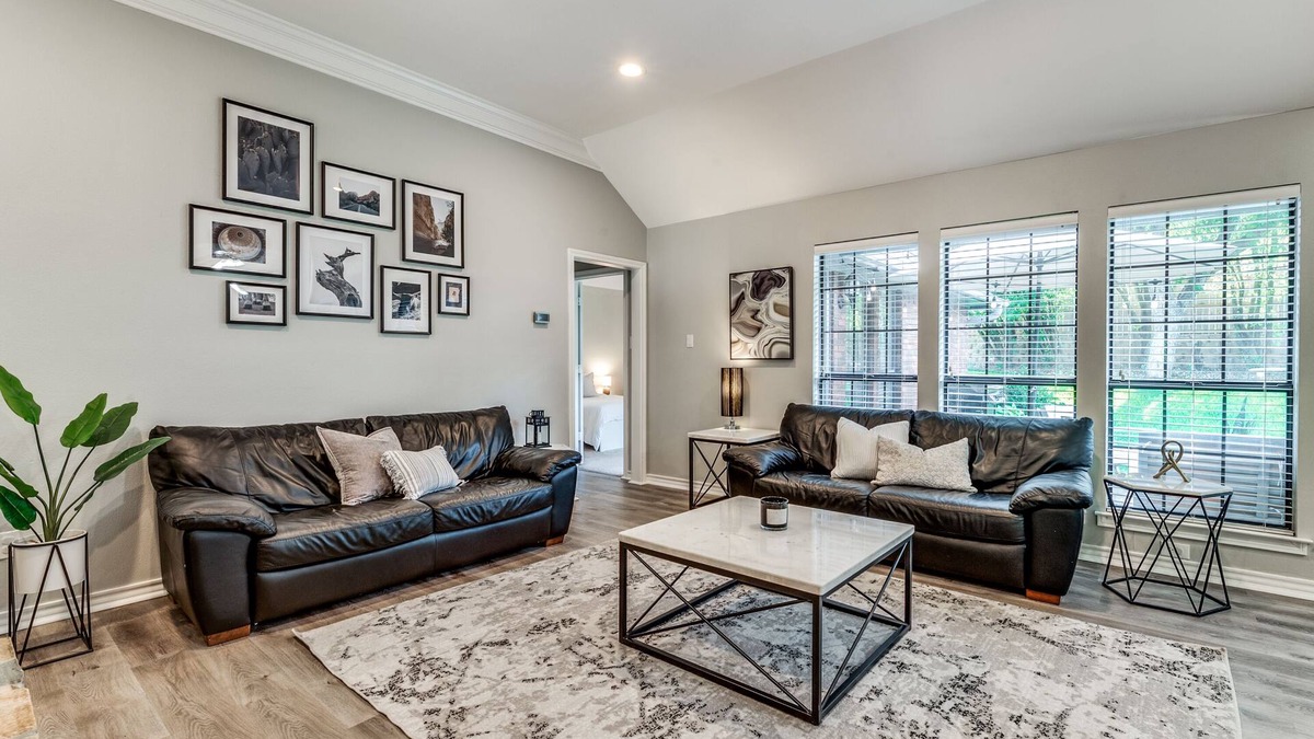 Fort Worth House | Cozy 4bd/2br house by Mira Vista: Family-friendly, 30+ day stays welcome!