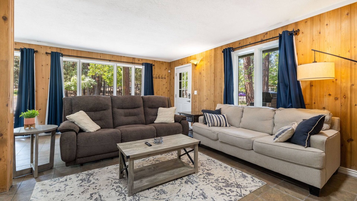 Bend Cabin | Cozy 4BDR Cabin in Bend- Sleeps 9!