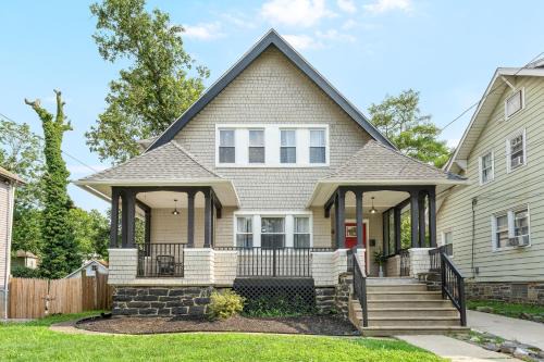 Primos Secane House | Cozy 4BR, 6 beds, 12 guest Home near PHL, Eagles Field, UPENN, Fast Wi-Fi, King Bed, Parking