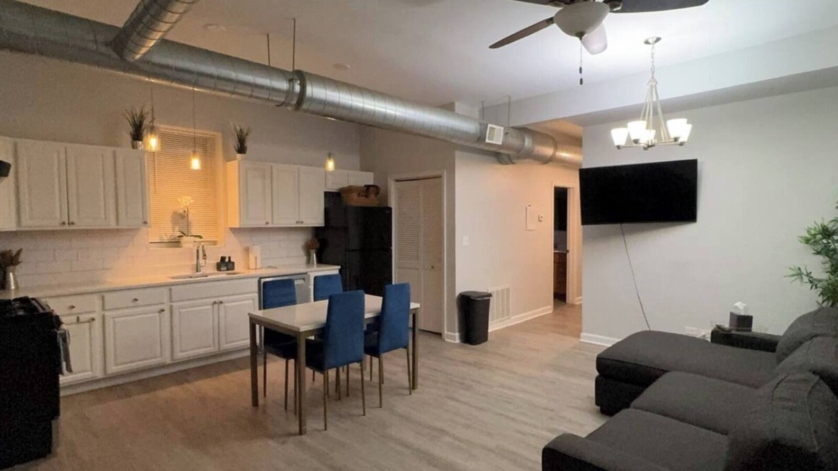 Lower West Side Apartment | Cozy 4BR Apartment minutes from great eateries, entertainment, and shopping!