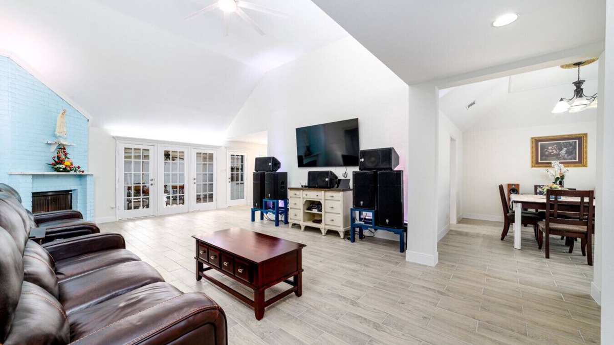 Mission Bend House | Cozy 4BR House w/Fireplace – 10 Min to Chinatown