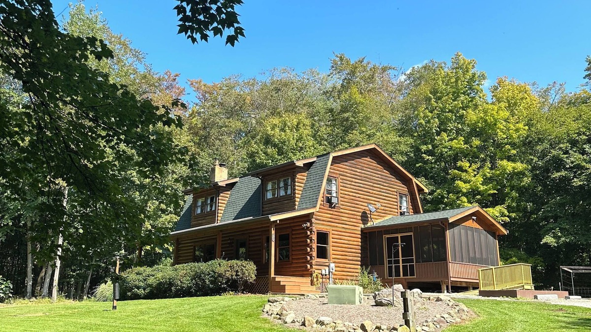 Minerva Cabin | Cozy 5-bedroom cabin with WiFi, AC-nestled in the woods near Minerva, Ohio