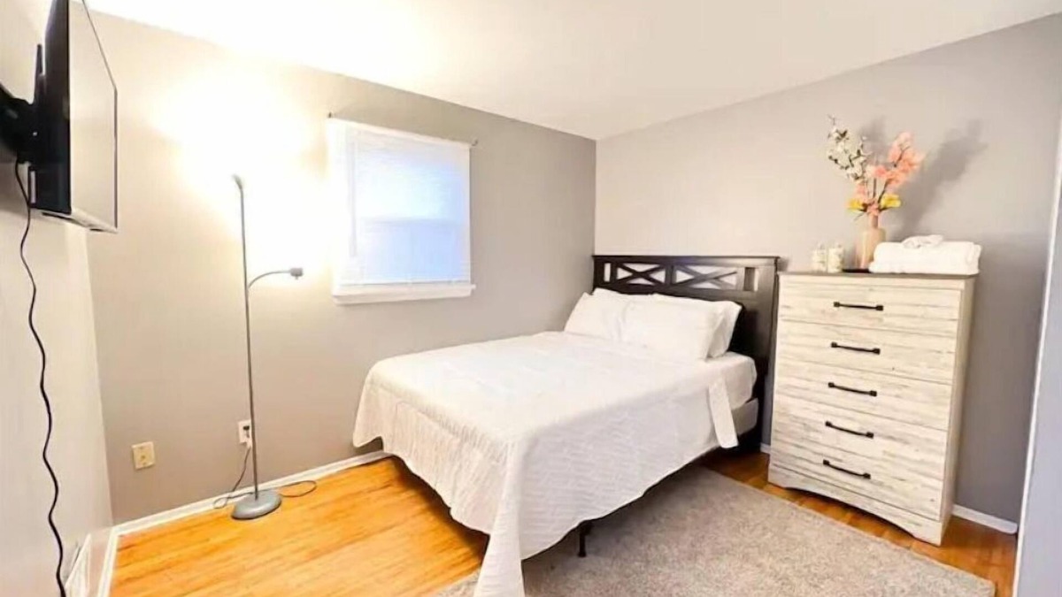Rochester Apartment | Cozy 5 bedroom Guest Home