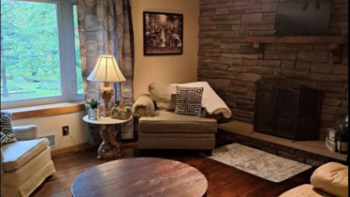 Holly House | Cozy 5 bedroom home in Holly MI