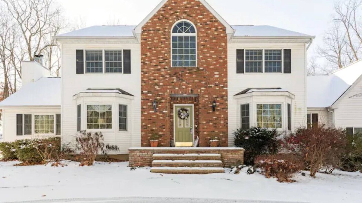 Monroe House | Cozy 5 bedrooms colonial surrounded with nature