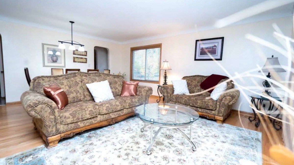 Maplewood House | Cozy 5BR Home with free Wi-Fi & Free Parking with Weekly and Monthly Discounts