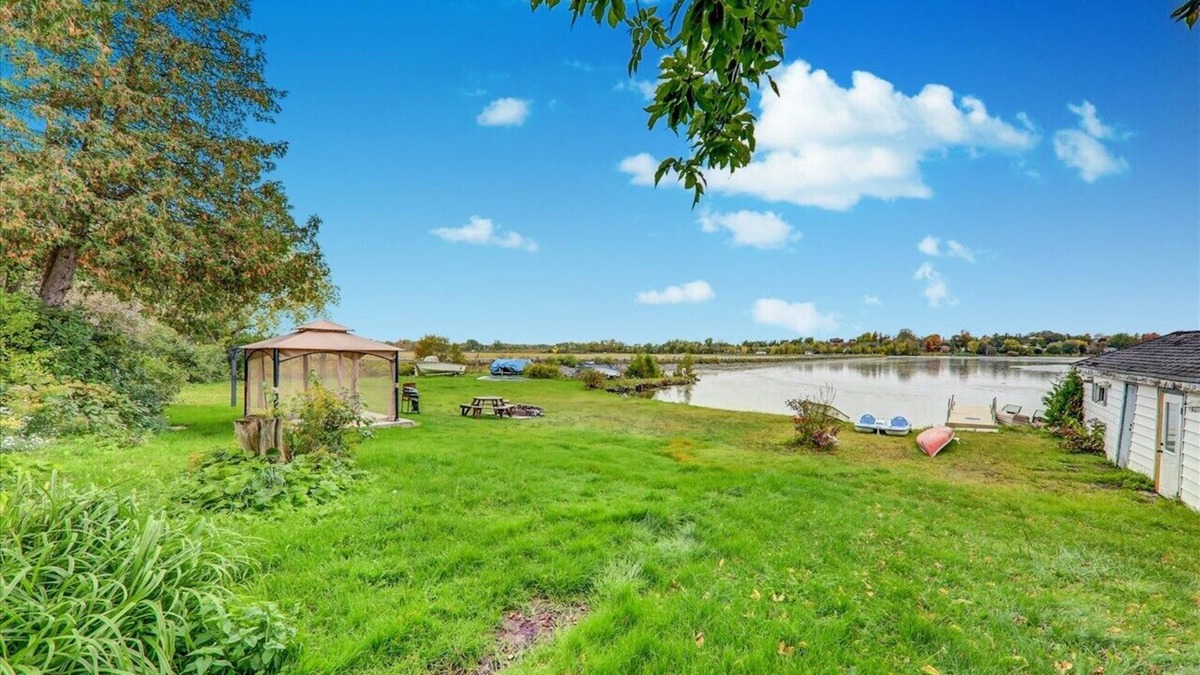 Kirkfield Cottage | cozy 5br waterfront cottage kirfield,hotub