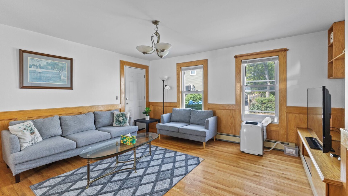 Malden House | Cozy 6 bedroom Entire house in Malden with free parking and WIndow AC