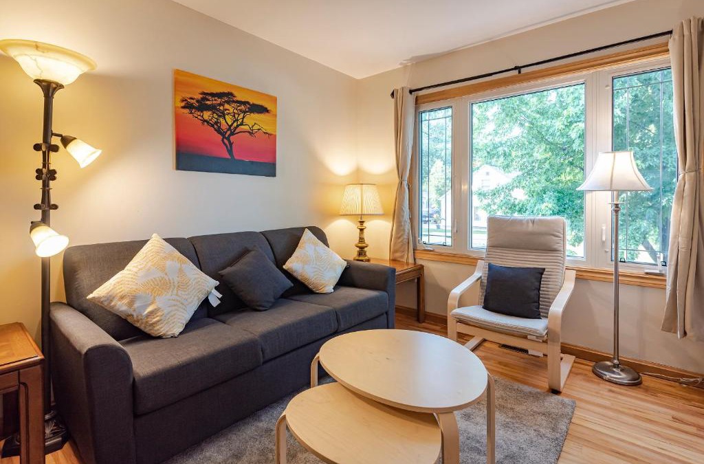 LaSalle House | Cozy 9 beds 15 persons house with Tesla Charger