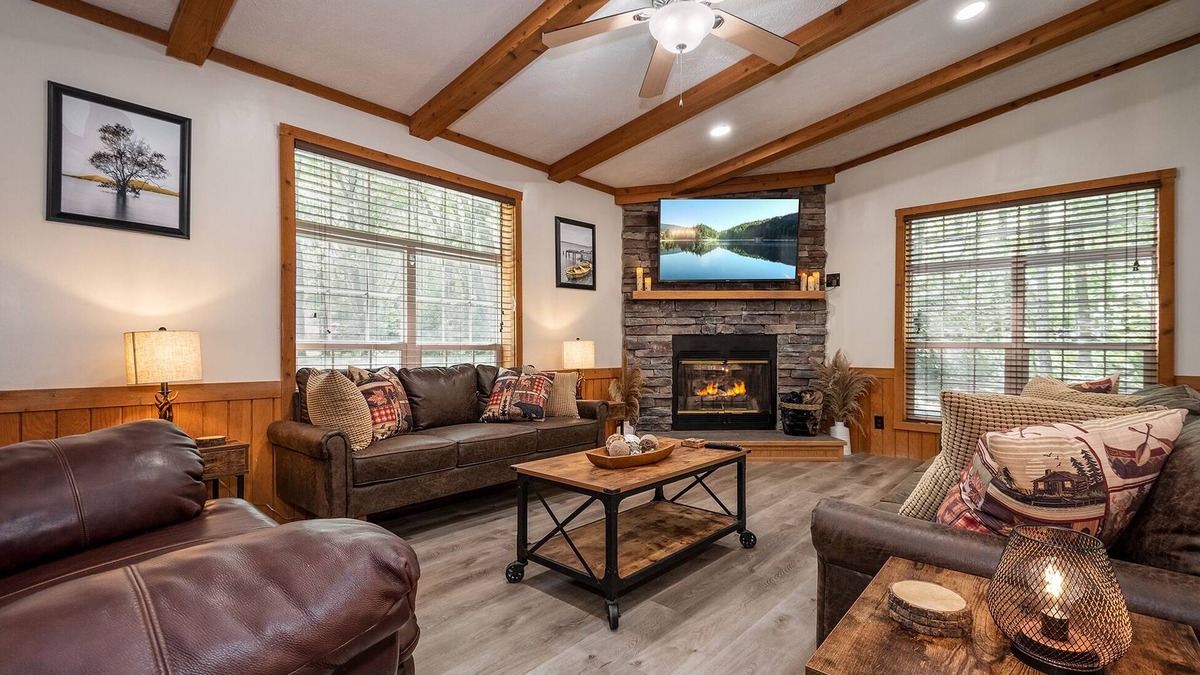 McHenry House | ✩ Cozy 9-Sleeper, Private Hot Tub, Prime Location ✩