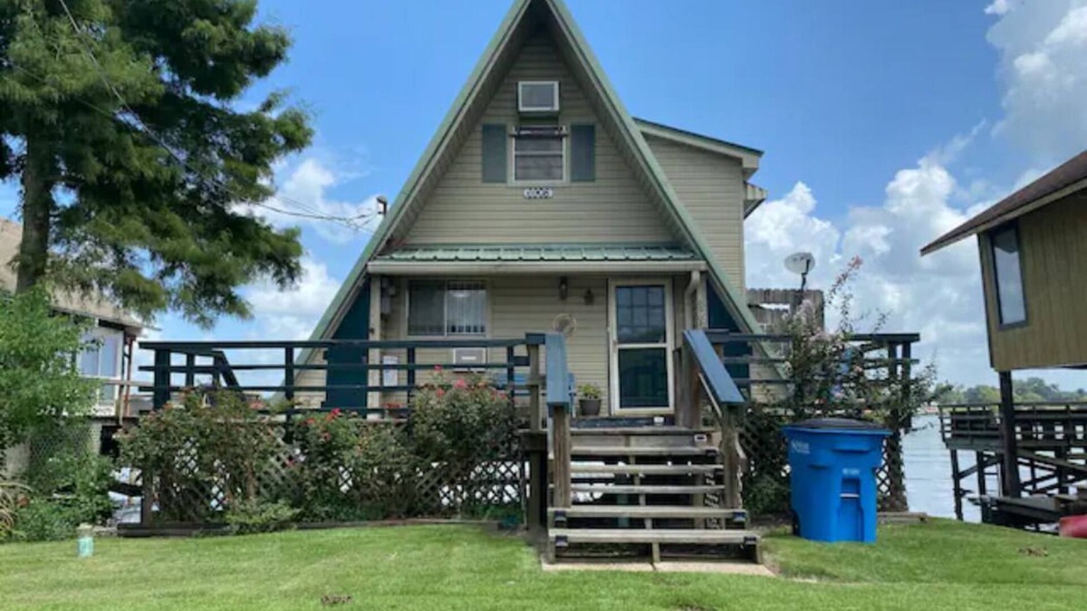 Oscar House | Cozy A-Frame Cabin on False River PARTY BARGES AVAILABLE ON REQUEST