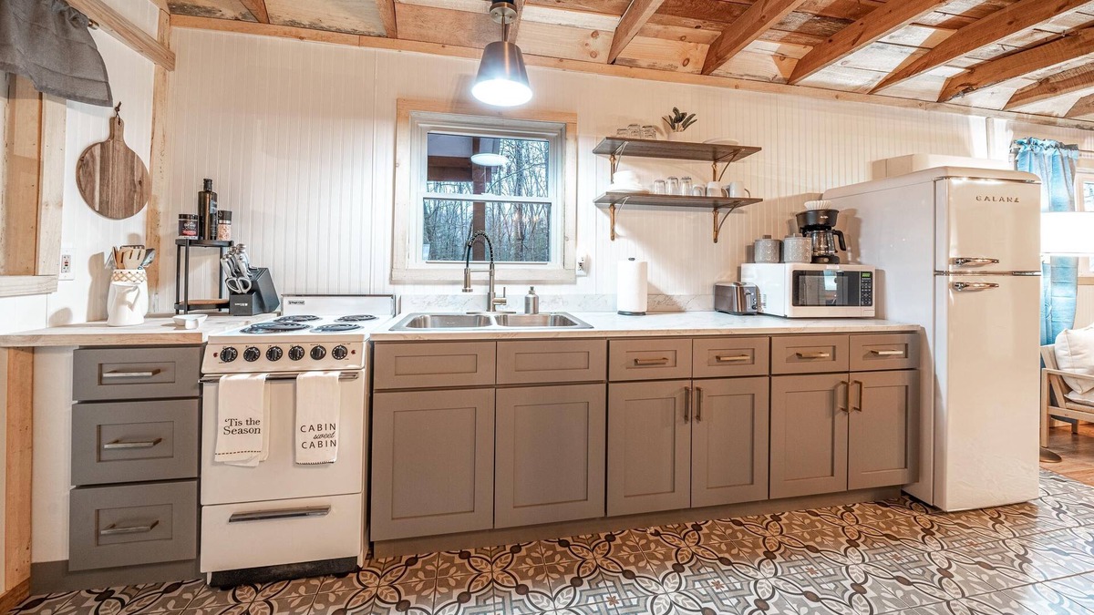 Wellington Cabin | Cozy A-Frame Cabin Retreat w/AMAZING Back Porch- Perfect Relaxation in DBNF/RRG