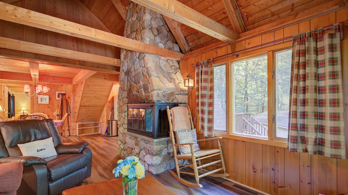 Alton Bay House | Cozy A-frame Cabin- Walk to Hills pond/Sunset lake- 20 mins to gunstock