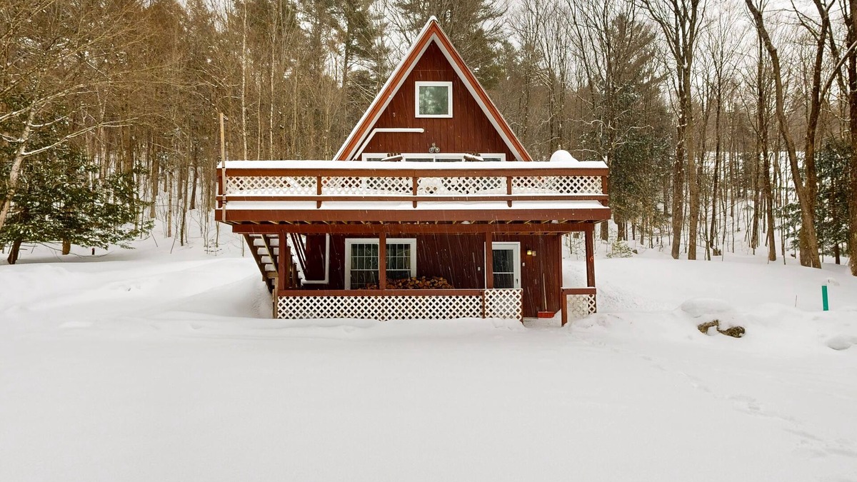 Ludlow House | Cozy A-frame duplex w/balcony, mountain views, lake access, fire pit, bbq, wifi