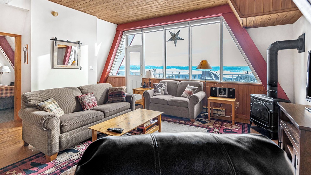 Silver Star Mountain Hotel | Cozy A-Frame Mountain Suite w/Fireplace & Deck