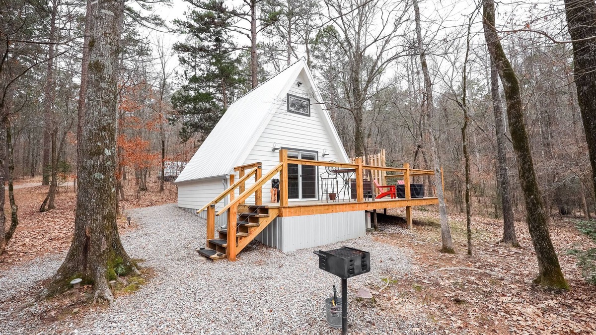 Royal Cabin | Cozy A-Frame w/hot tub-Near Pristine Lake Ouachita and Hot Springs National Park