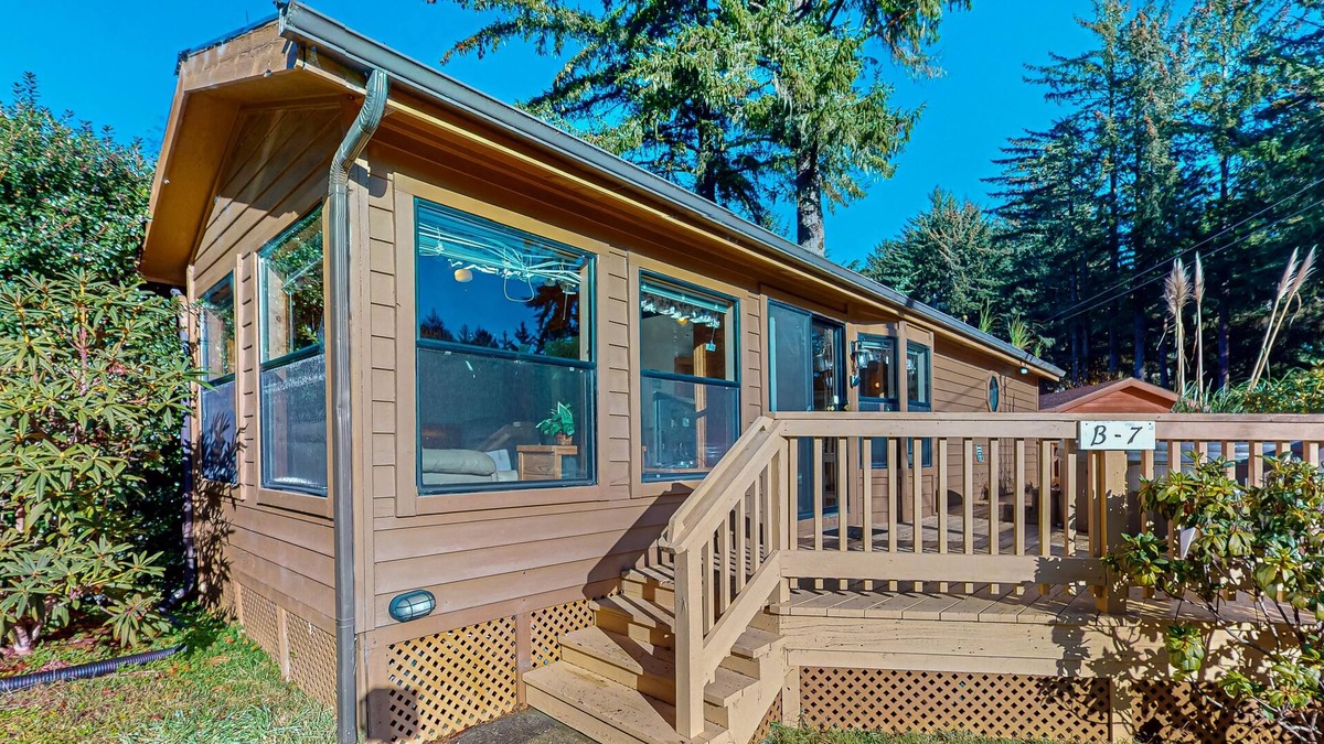 Brookings Cabin | Cozy abode steps from the beach with a private hot tub and nautical theme