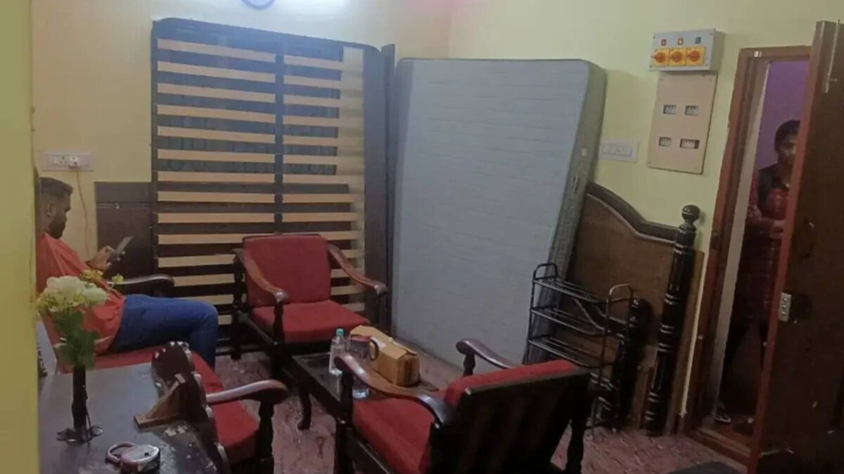 KK Nagar House | Cozy AC room W work desk & Balcony