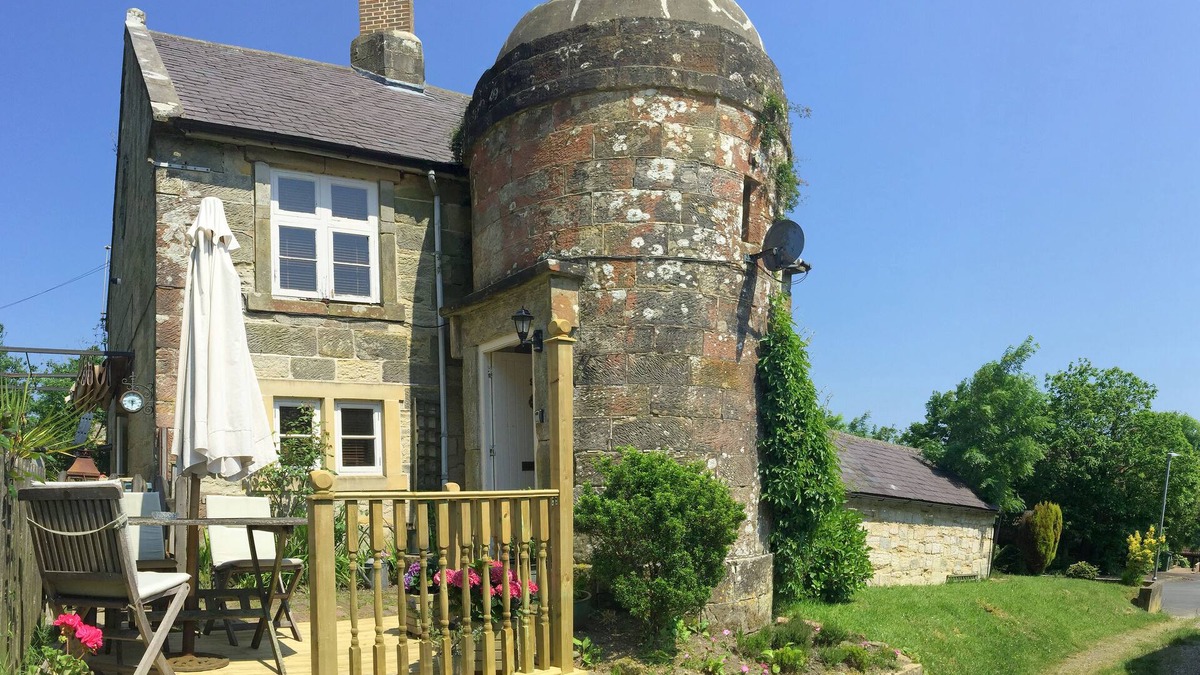 St Leonards-On-Sea Cottage | Cozy accommodation in a Listed building with log burners close to Battle