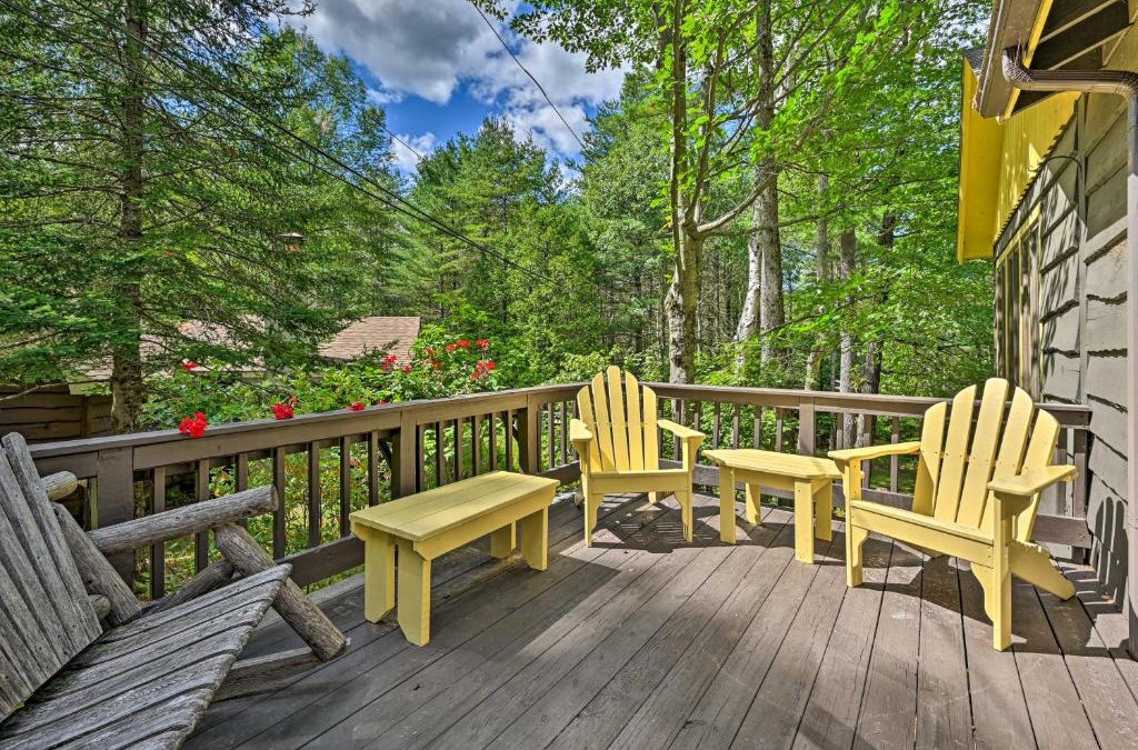 Schroon Lake House | Cozy ADK Cabin with Porch Walk to Schroon Lake!