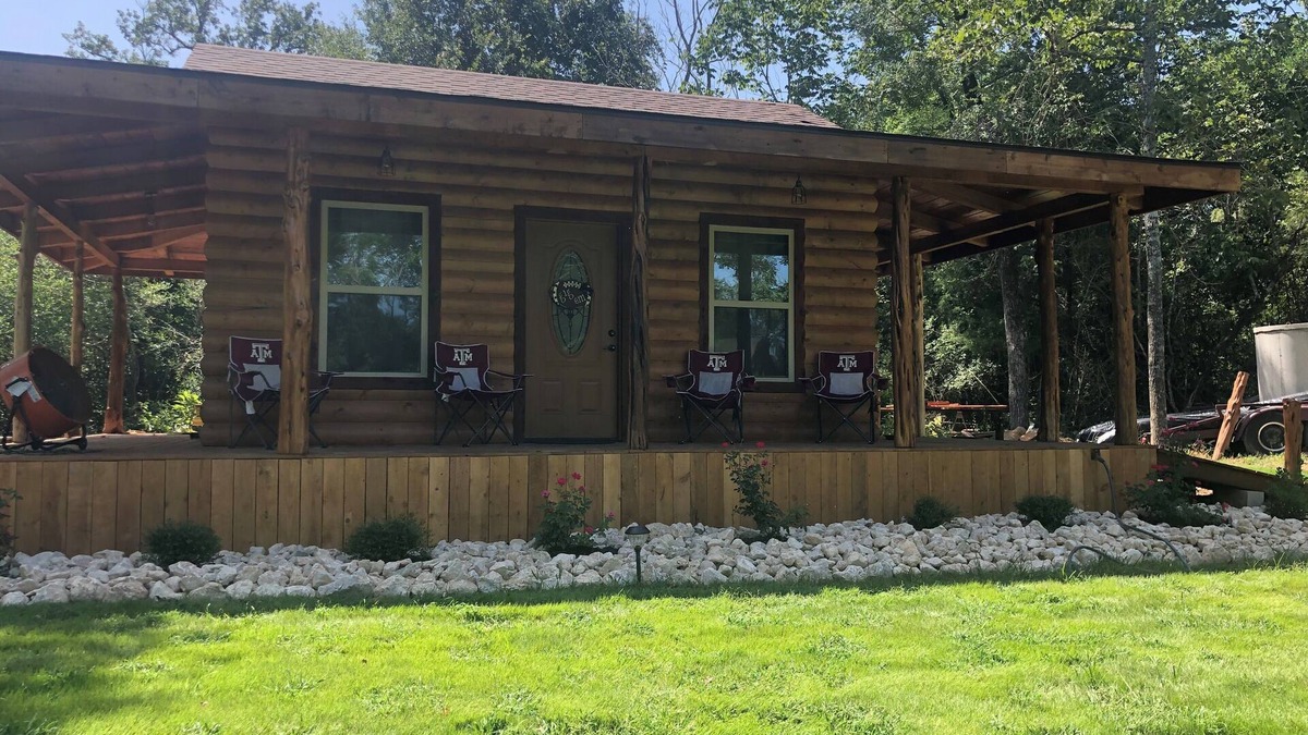 Madison County House | Cozy Aggie Game-Day Country Cabin w/full porch and outdoor amenities