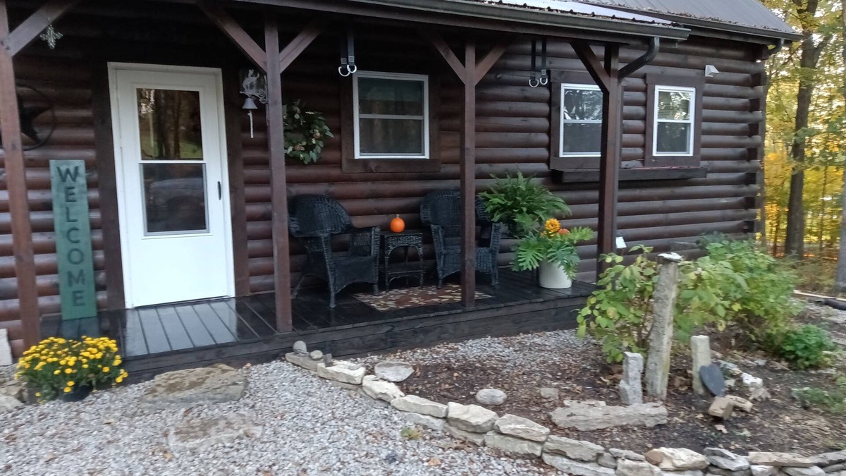 West Union Cabin | Cozy Amish built cabin in Adams County Ohio, relax and watch the buggies go by.n