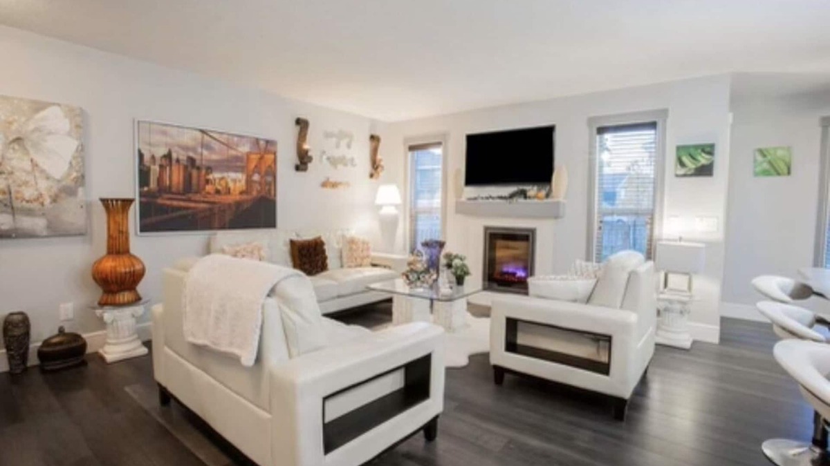 Southwest Edmonton House | Cozy and beautiful three bedroom house close to lake