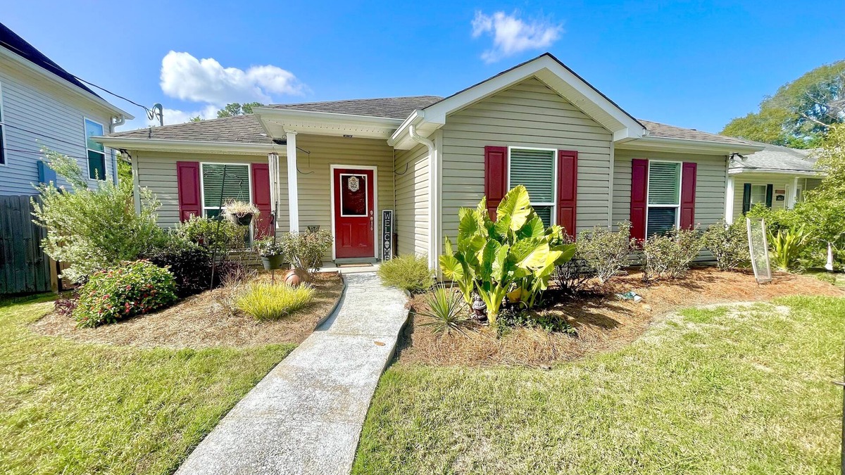 Slidell House | Cozy and Bright 3BD 2BA Fenced IN YARD W/PRIVATE BATH AND GARDEN TUB