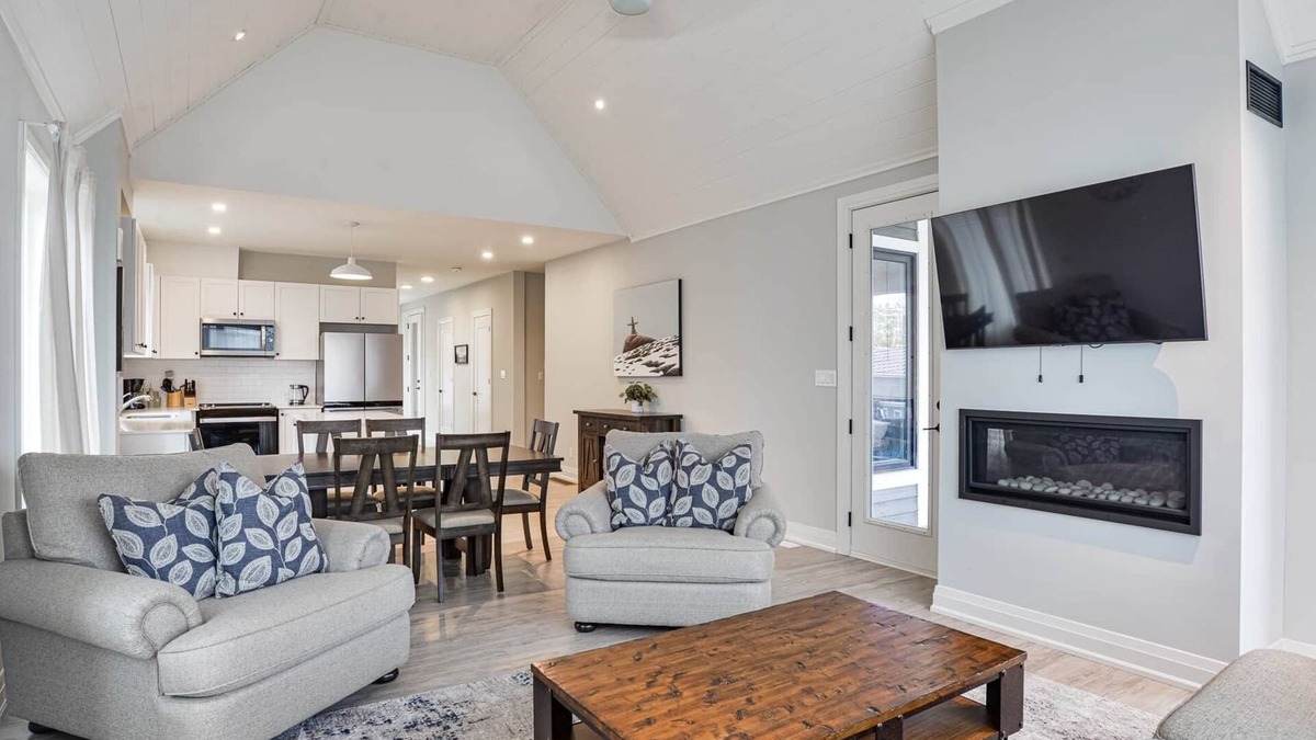 Minett Cottage | COZY AND BRIGHT 5 BR LAKE ROSSEAU COTTAGE W/GREAT VIEWS, POOL AND BEACH ACCESS!