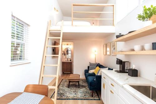 Blackshear-Prospect Hill Apartment | Cozy and Bright Mid-Century Gem in Eastside Action
