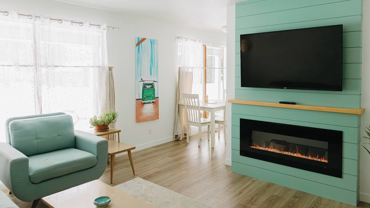 Golden Apartment | Cozy and Bright, newly renovated two bedroom suite. Only minutes from downtown!