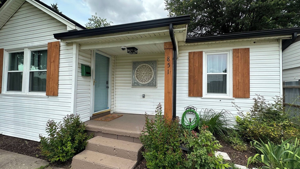 Norman House | Cozy and charming 2-bedroom house in Norman with EV charger. Close to downtown.