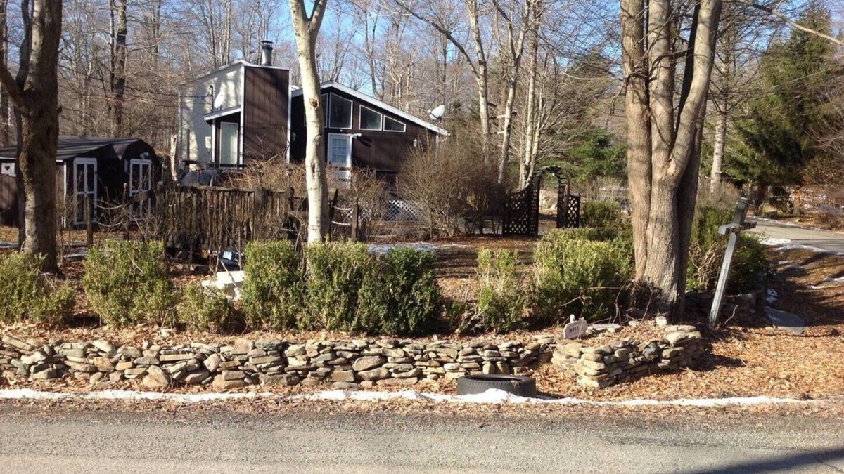 Tobyhanna House | Cozy and Charming Chalet! Close to Hiking Trails and Ski Areas!