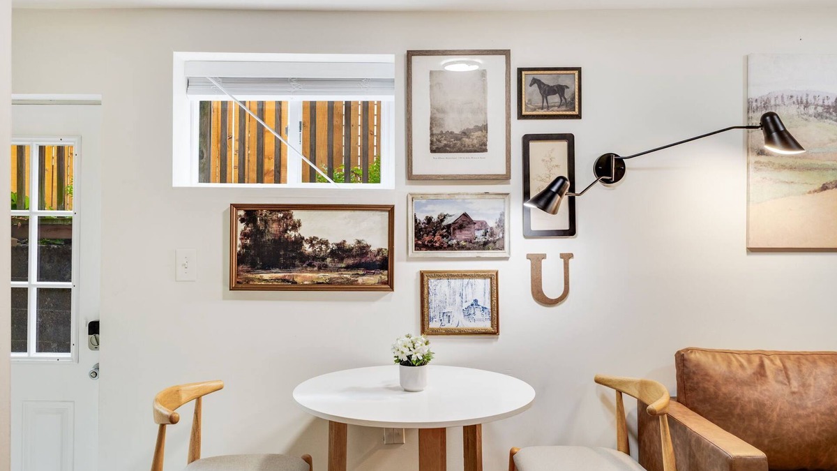 University District Cottage | Cozy and Chic 2BD/2BA Basement Suite with AC in U District 15 min Walk to Campus