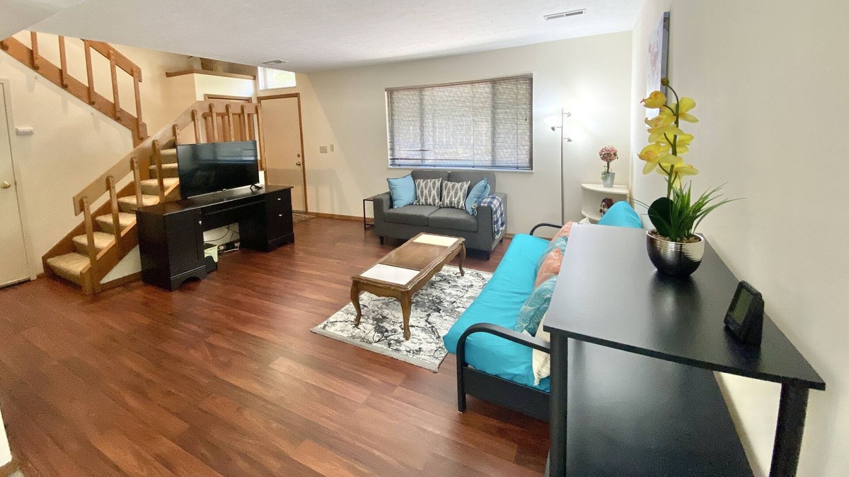 Cleveland Heights Condo | Cozy and clean 3 bed condo with work-from-home set up