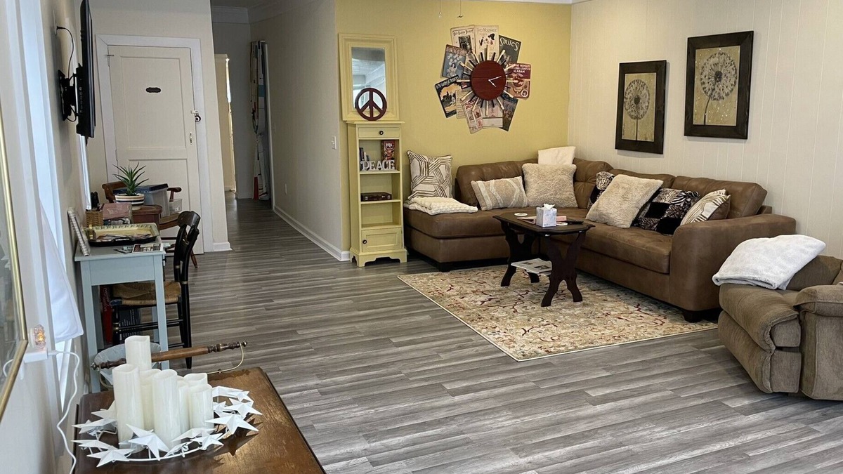 Port Clinton Cottage | Cozy and close to downtown Port Clinton, Jet Express to Put-In-Bay and fishing!