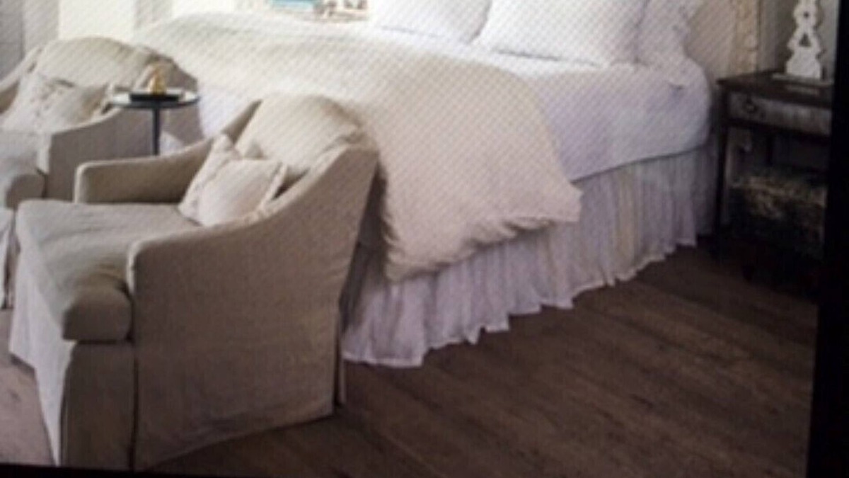 Burton House | Cozy and comfortable one bedroom with kitchen and with pasture view.