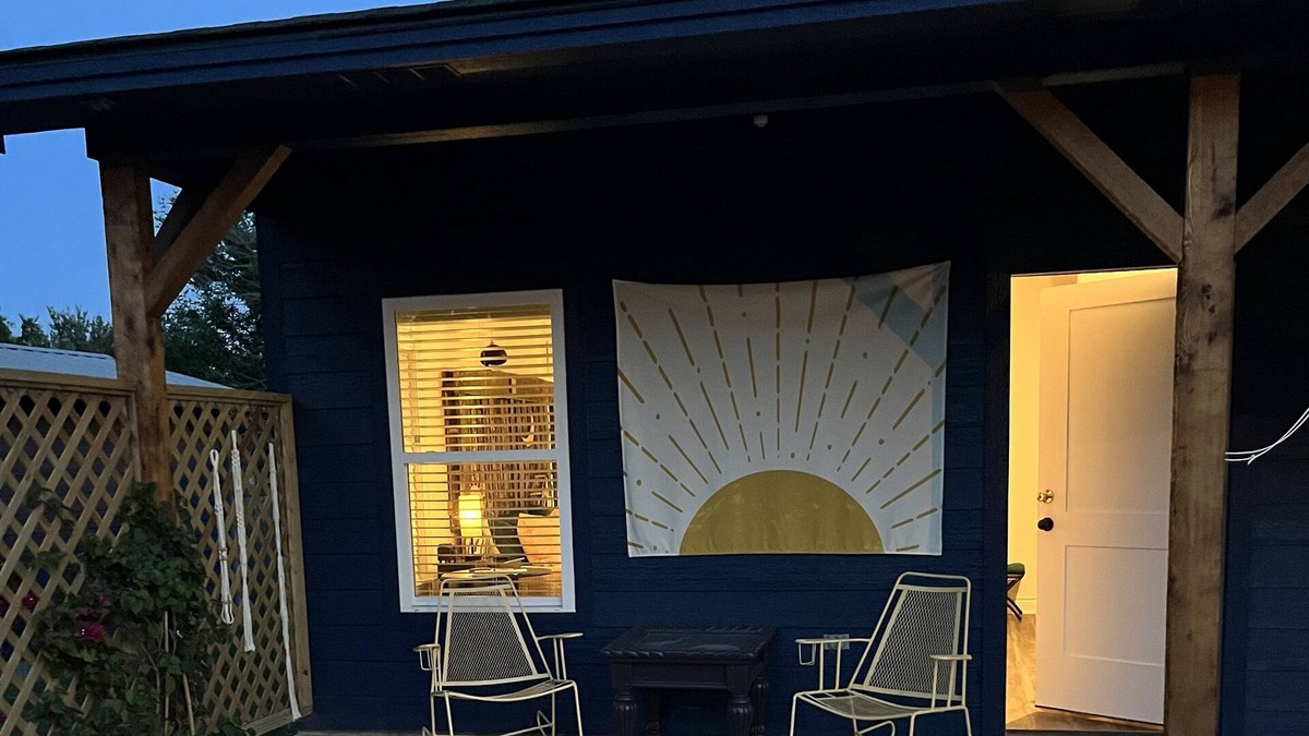 Lexington Cabin | Cozy and comfy lodging. Walking distance to the town square and BBQ!