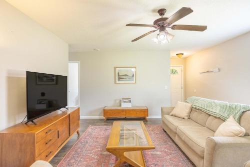 Statesboro House | Cozy and Contemporary Villa 1 Mile from GSU