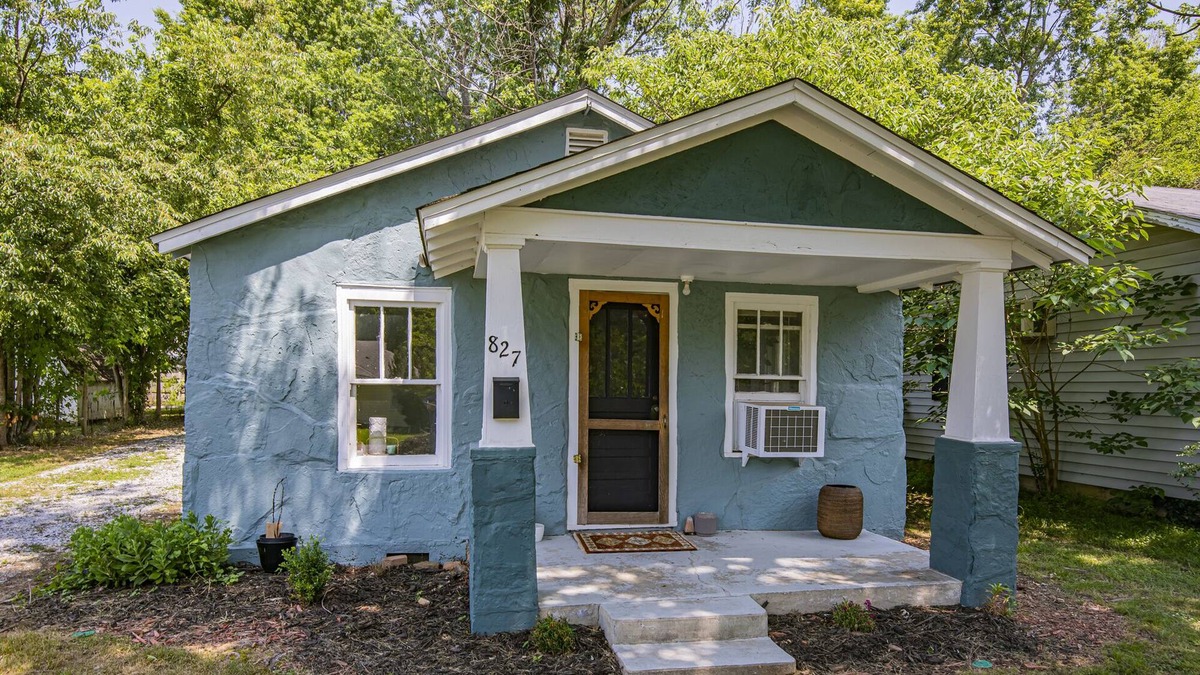 Siloam Springs House | Cozy and Convenient 2 Br 1 Bath Bungalow n the heart of Downtown Siloam Springs
