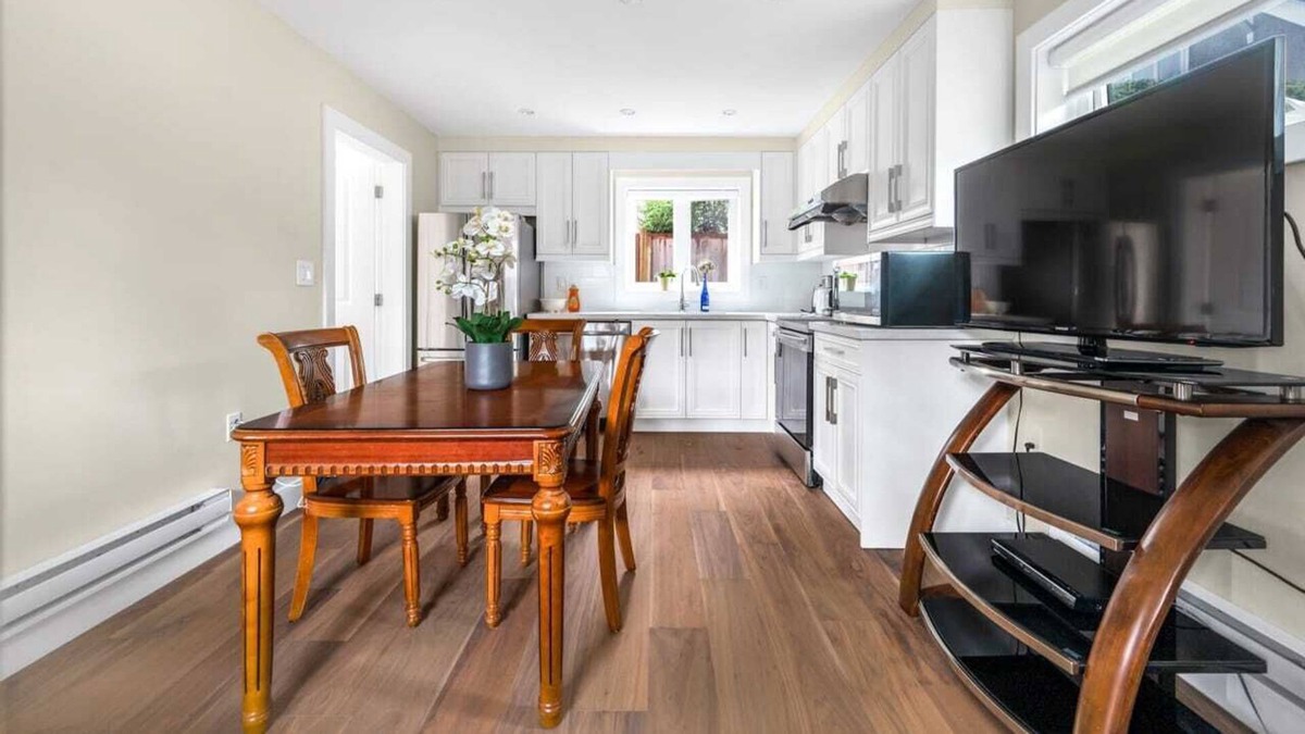 West Point Grey House | Cozy and Convenient 2BR Home near Kitsilano Beach