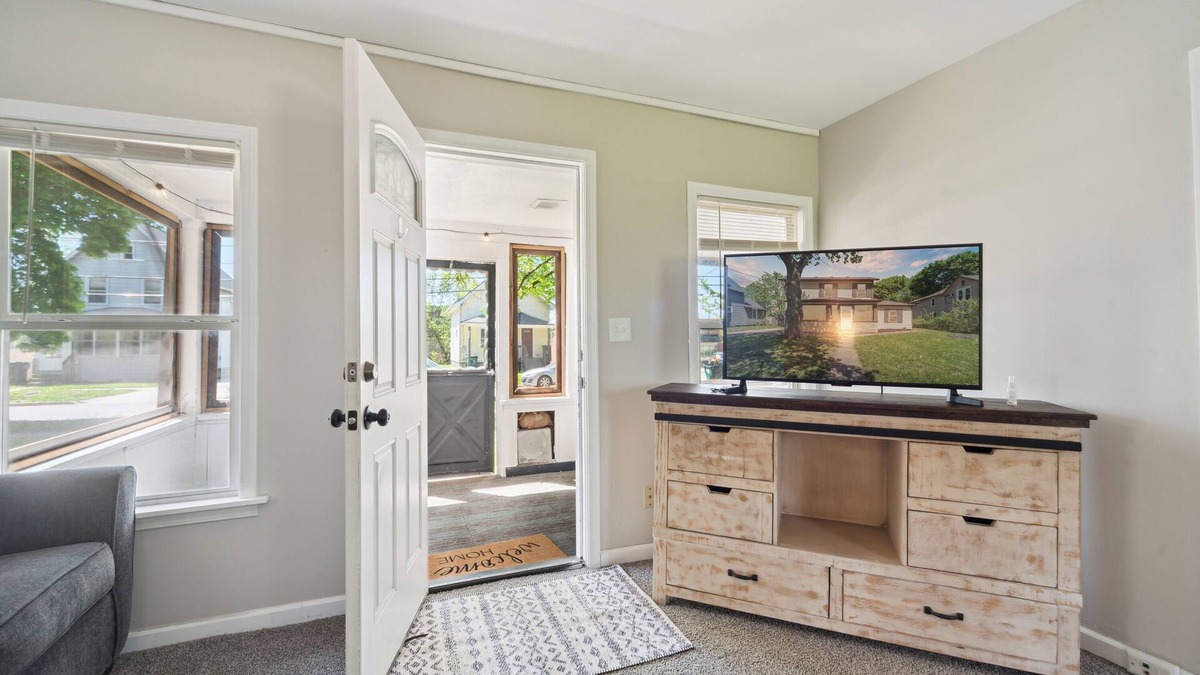 Old Town House | Cozy and Convenient 3-bedroom Home In the Heart of Lansing w/Wifi And Coffee
