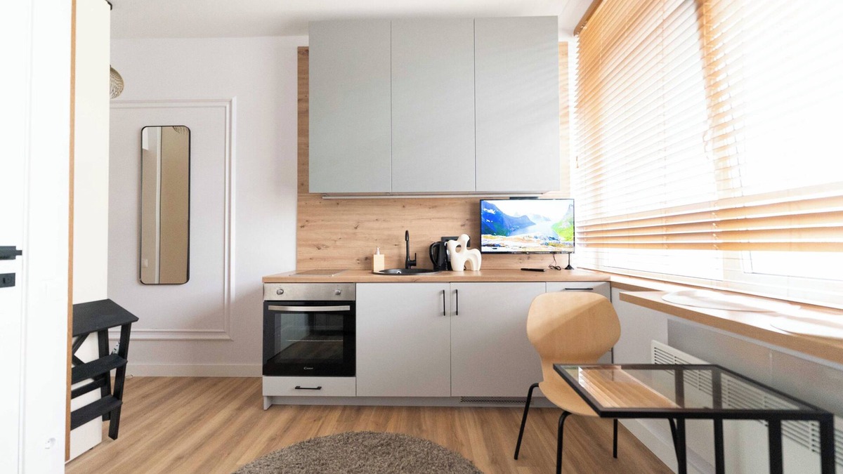 Business District Apartment | Cozy and Light Studio Apartment Near City Center