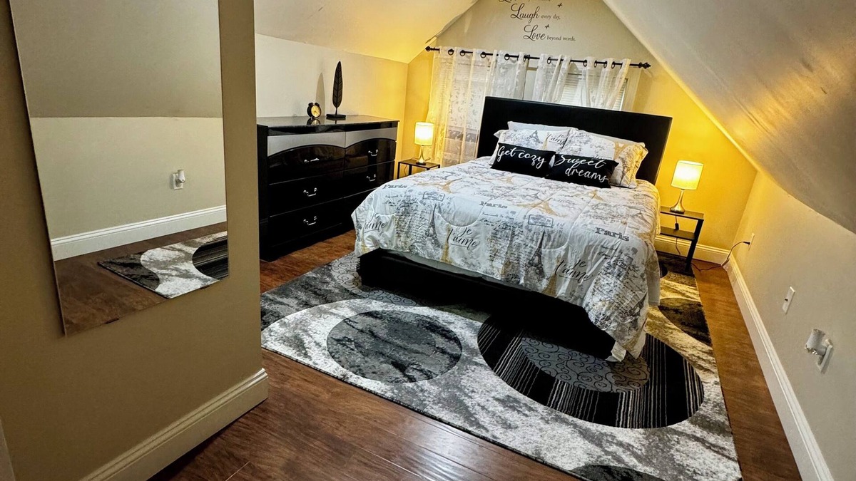 Elizabeth House | Cozy and modern apartment. Only 5 mins from Newark airport and 30 mins to NYC