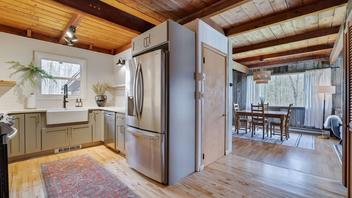 Greentown Cabin | Cozy and Modern Poconos Cabin close to Skytop and Lake Wallenpaupack!