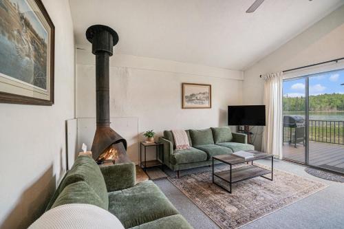 Gaylord House | Cozy and Newly Updated Townhouse on Lake Martin