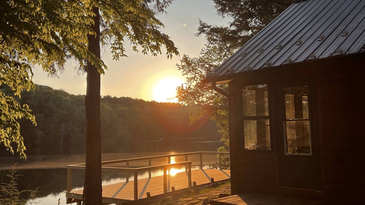 Croghan House | Cozy and private lakefront cabin - perfect for large groups & family reunions!
